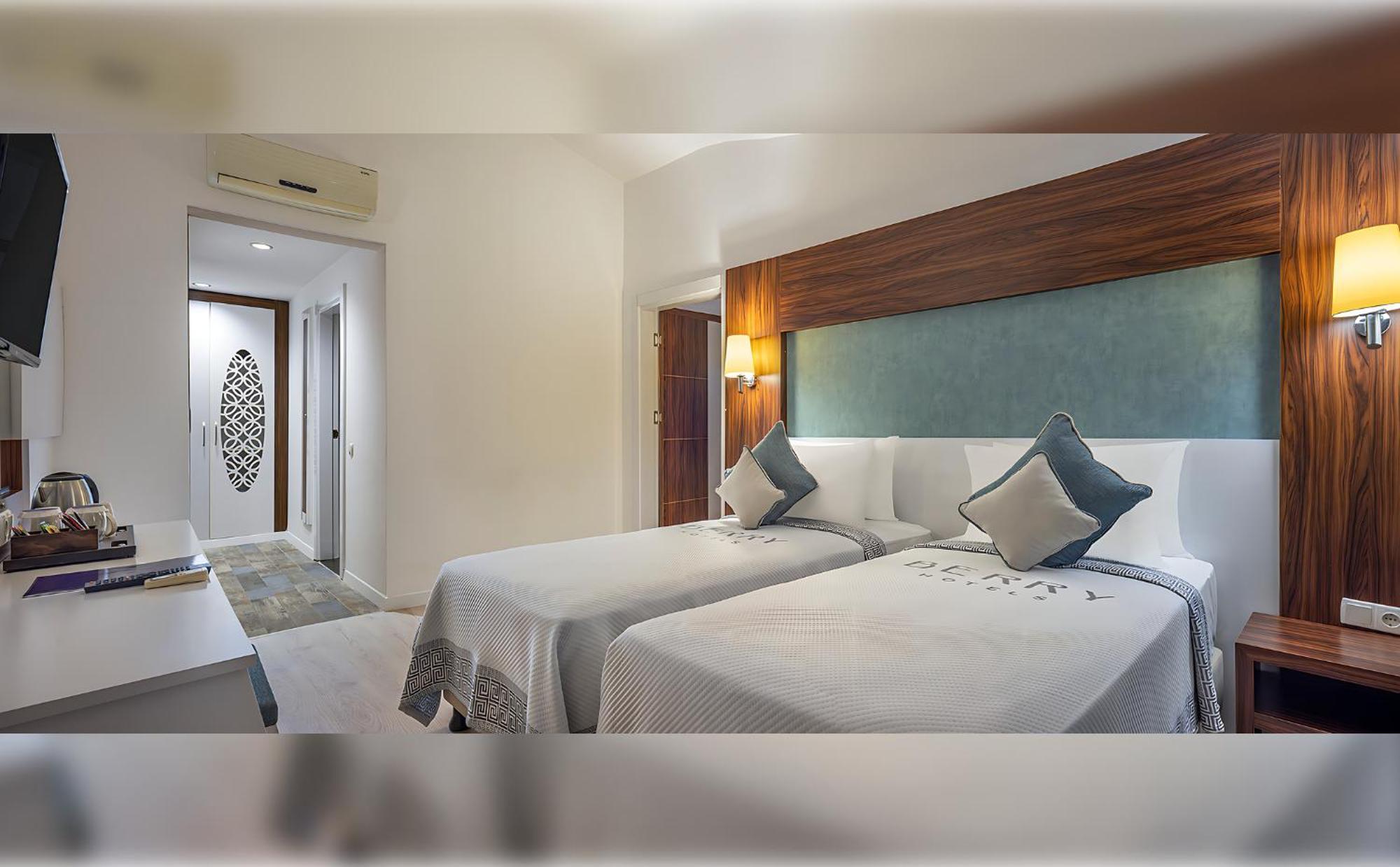 Berry Blue Hotels Sidé Extérieur photo